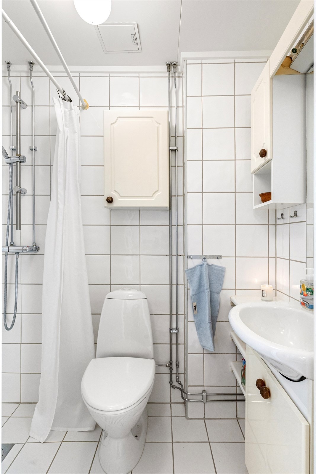 Baderommet ble oppusset i regi av aksjelaget i 2000. Badet har flislagte overflater og elektriske varmekabler. Galleribilde