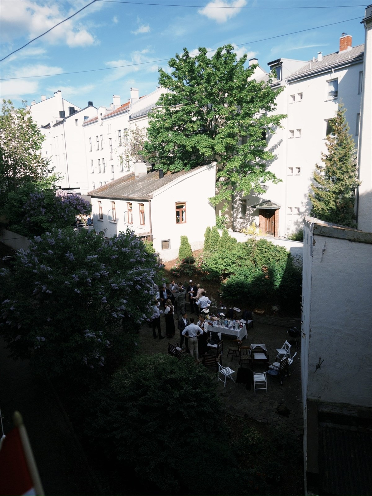 Rolig bakgård hvor alt ligger til rette for koselige sommerkvelder med grilling og gode venner. Galleribilde