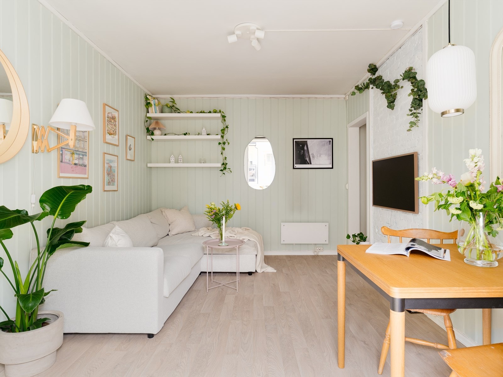 Romslig stue med plass til sofagruppe og tv-benk. De store vinduene i stuen gir mye naturlig lys. Galleribilde