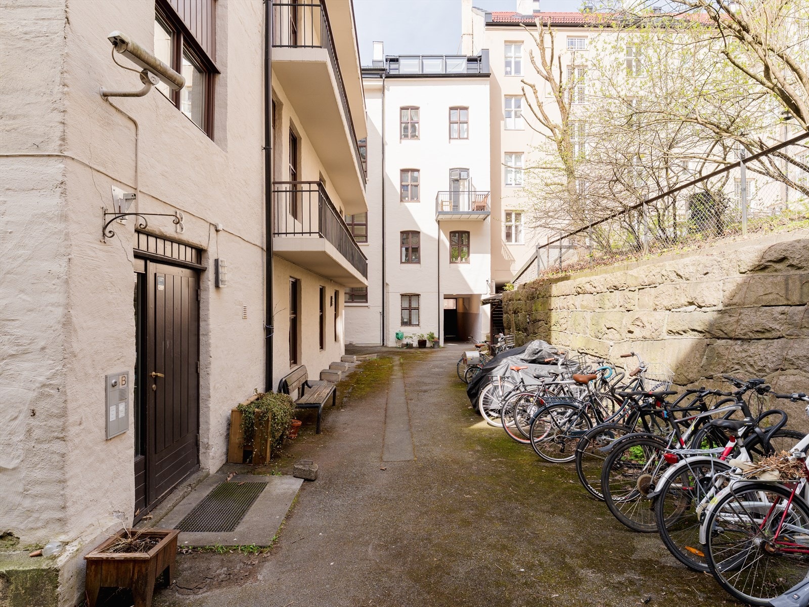 Beliggenheten er fin i indre, klassisk gård fra 1904. Enkel adkomst med praktisk sykkelparkering i lukket gård. Galleribilde