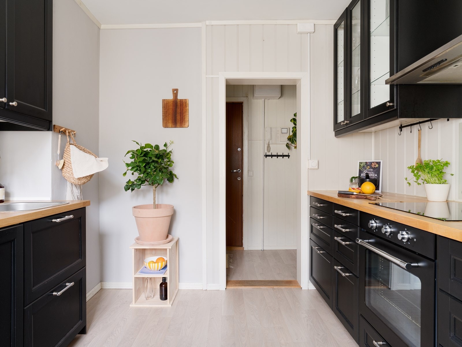 Kjøleskap med fryser, komfyr, induksjonstopp og oppvaskmaskin er integrert i innredningen. Godt utnyttet med masse skap- og benkeplass. Galleribilde
