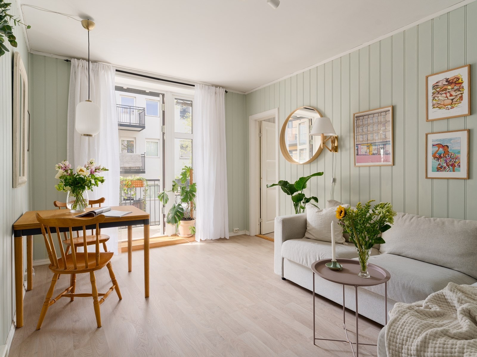 Klassiske elementer som god takhøyde og store vinduer, kombinert med et modern uttrykk og farger tilfører leiligheten en perfekt dose sjarm og sjel. Galleribilde