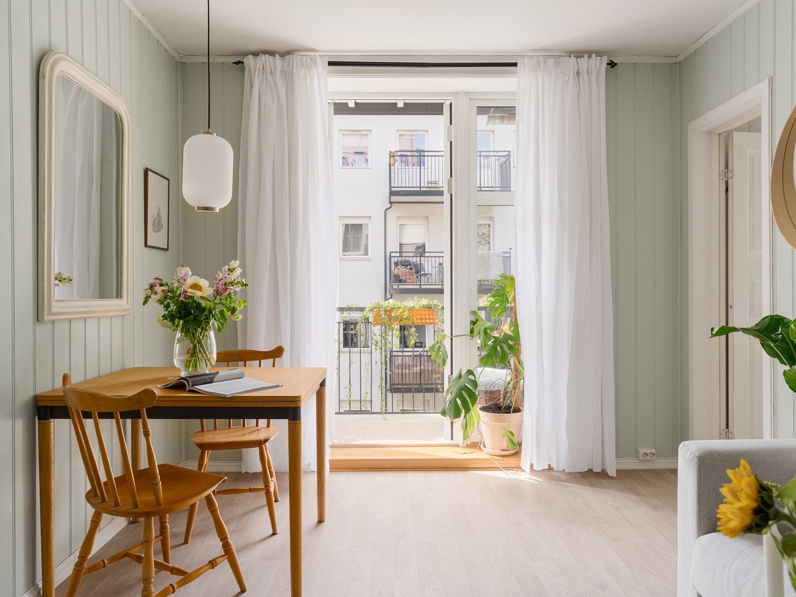Leiligheten ligger meget fint til på nedre Tøyen. Området er sentralt, samtidig som at det oppleves akkurat langt nok unna kjernen til at det er et rolig område. Galleribilde