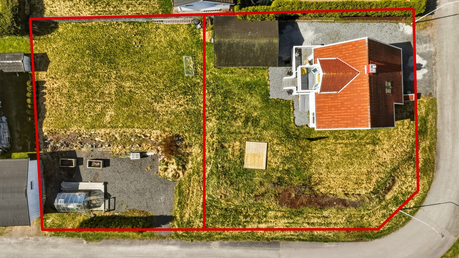 Eiendommen har en stor tomt, som med enkle grep kan fradeles. Galleribilde