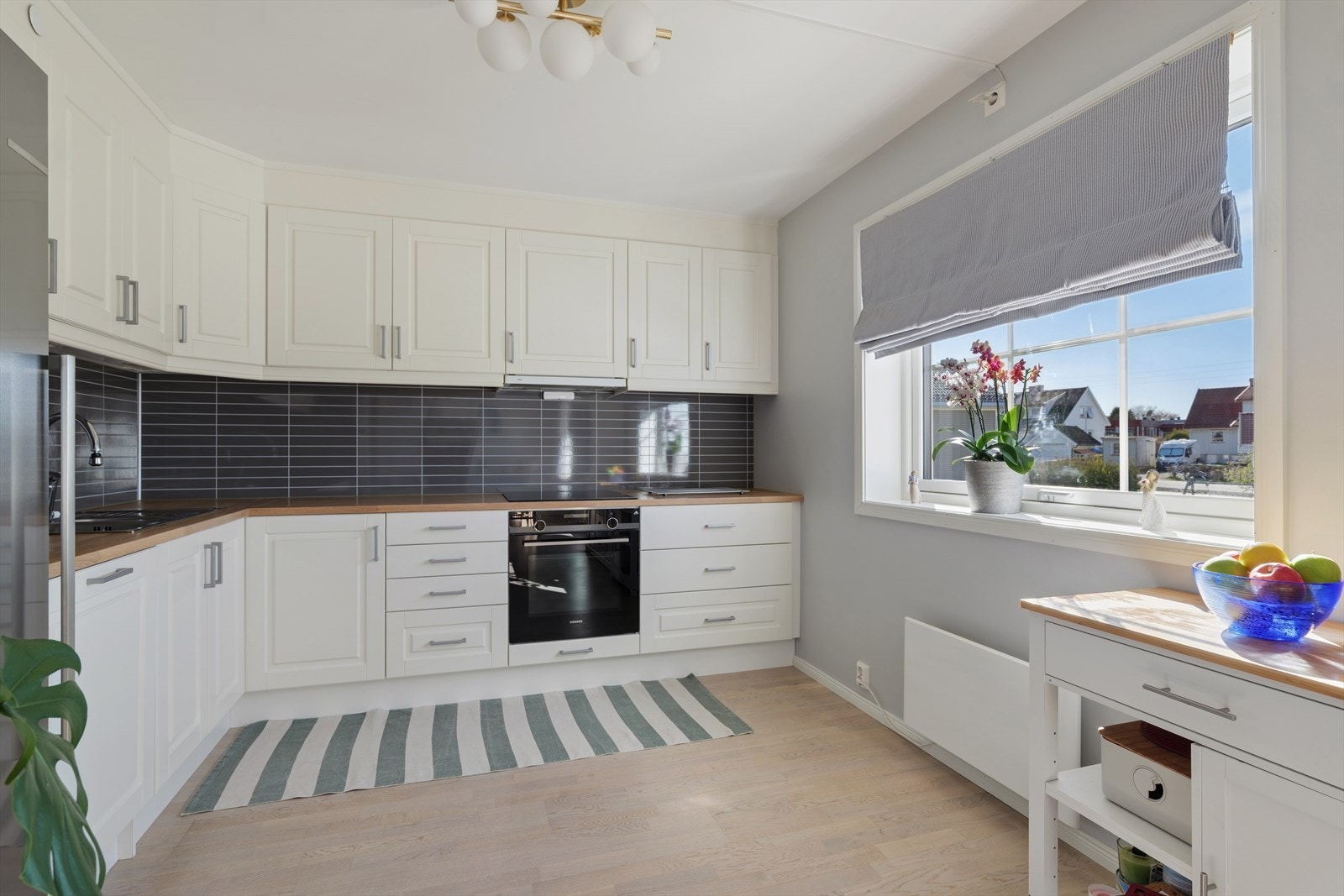 Kjøkkeninnredningen er svært lekkert utført med moderne innredning. Det har profilerte fronter og heltre benkeplate. Galleribilde