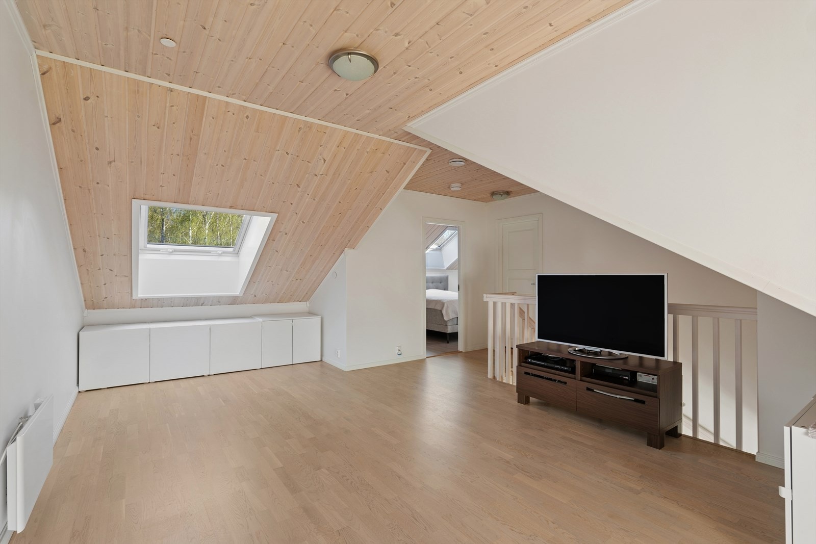 Loftsetasjen er innredet med en ekstra stue, bad, soverom og bod. Galleribilde