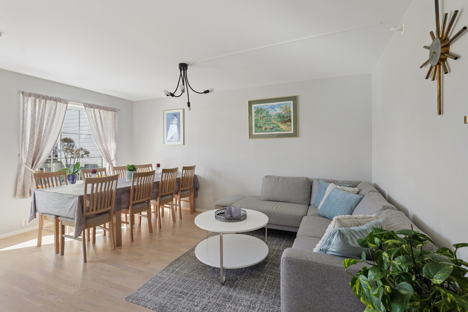 Stuedelen av rommet er åpent og fint med plass til både sofagruppe og annen møblering. Galleribilde