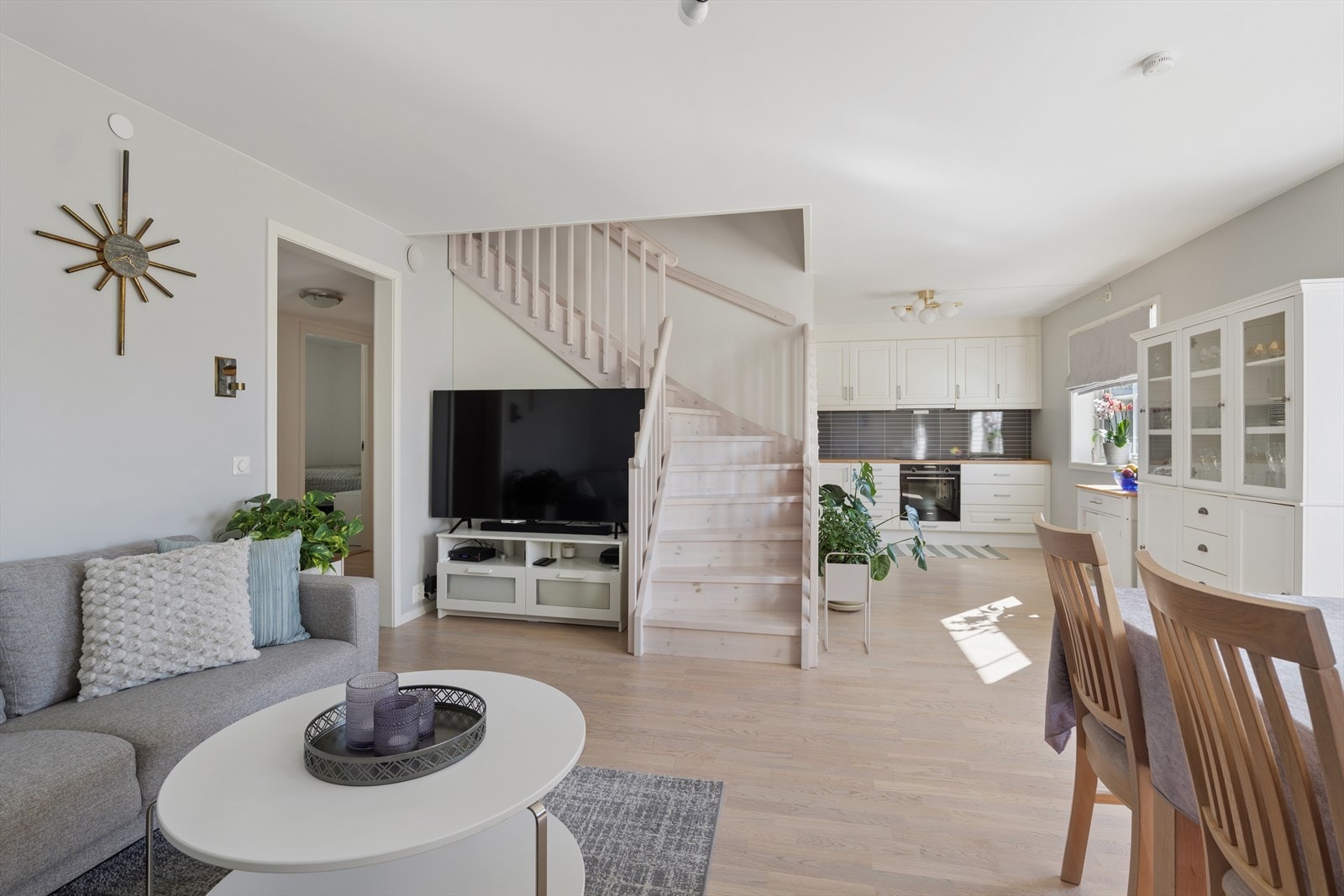 Fra stuen er det trapp opp til loftsetasjen. Galleribilde