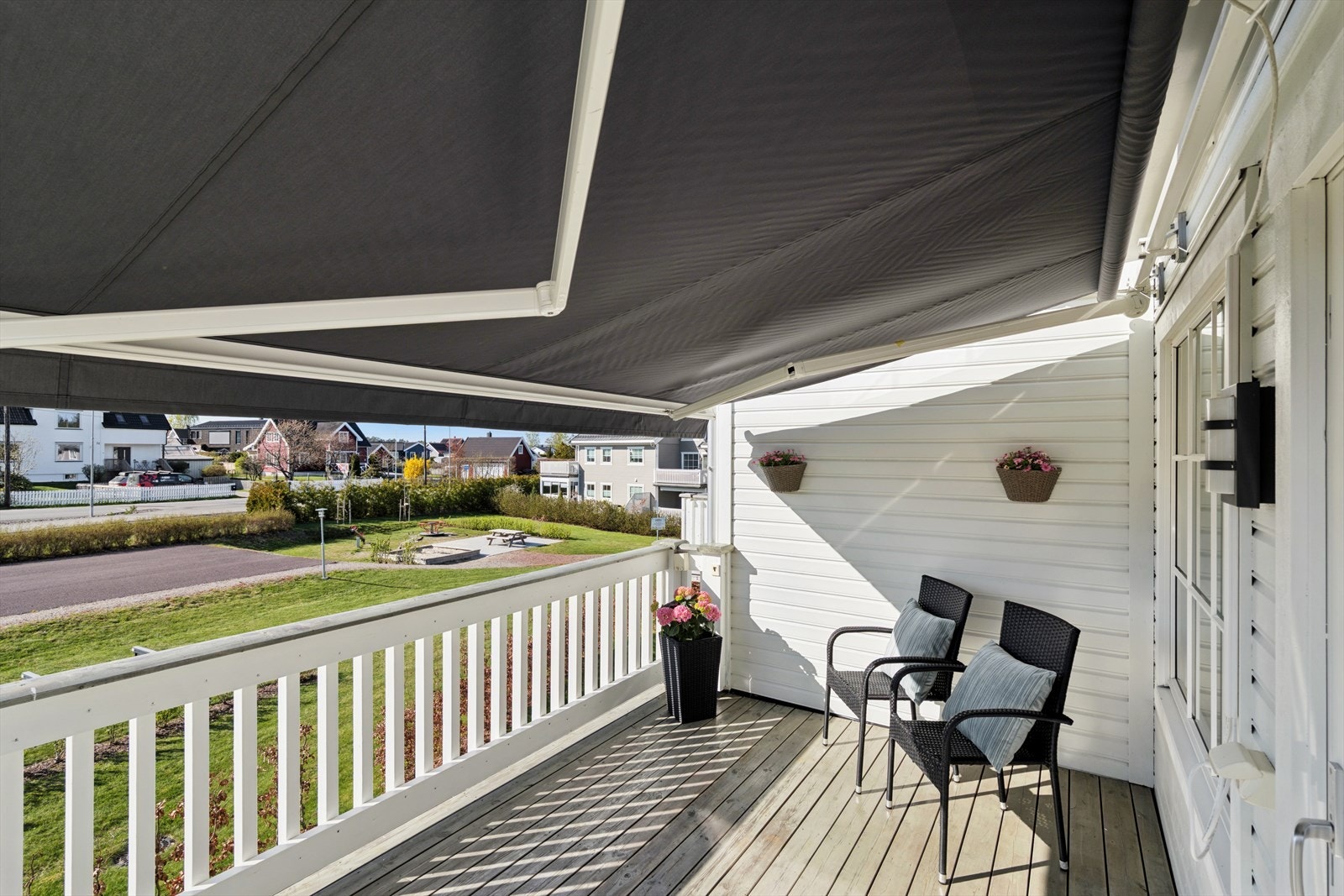 Uteplassen får solen på ettermiddagen som kan nytes ut på kvelden og det er elektrisk markise som gir god skjerming mot sol og innsyn. Galleribilde