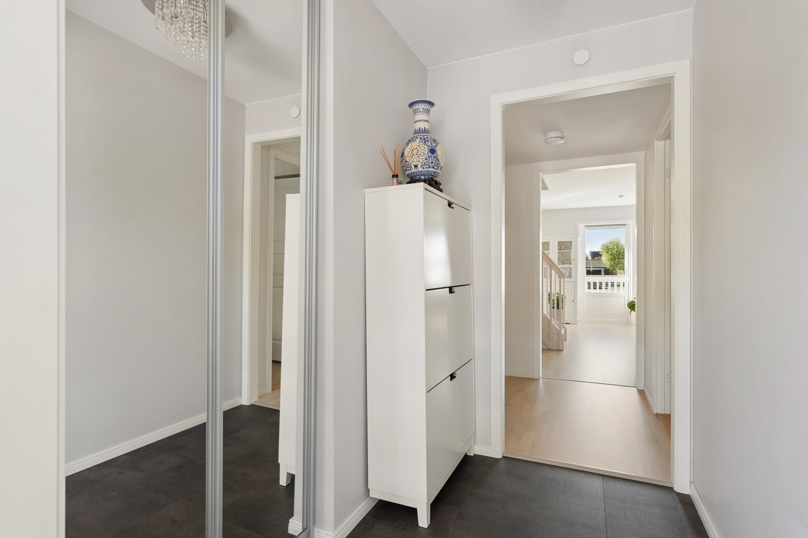 Innvendig mottas du av en romslig entré med skyvedørsgarderobe i nisje og ytterligere plass til knagger til yttertøy. Galleribilde