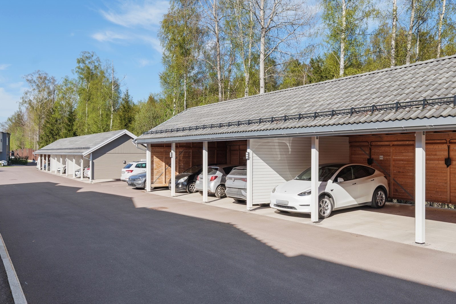 Boligen har fast parkering i carport. Galleribilde