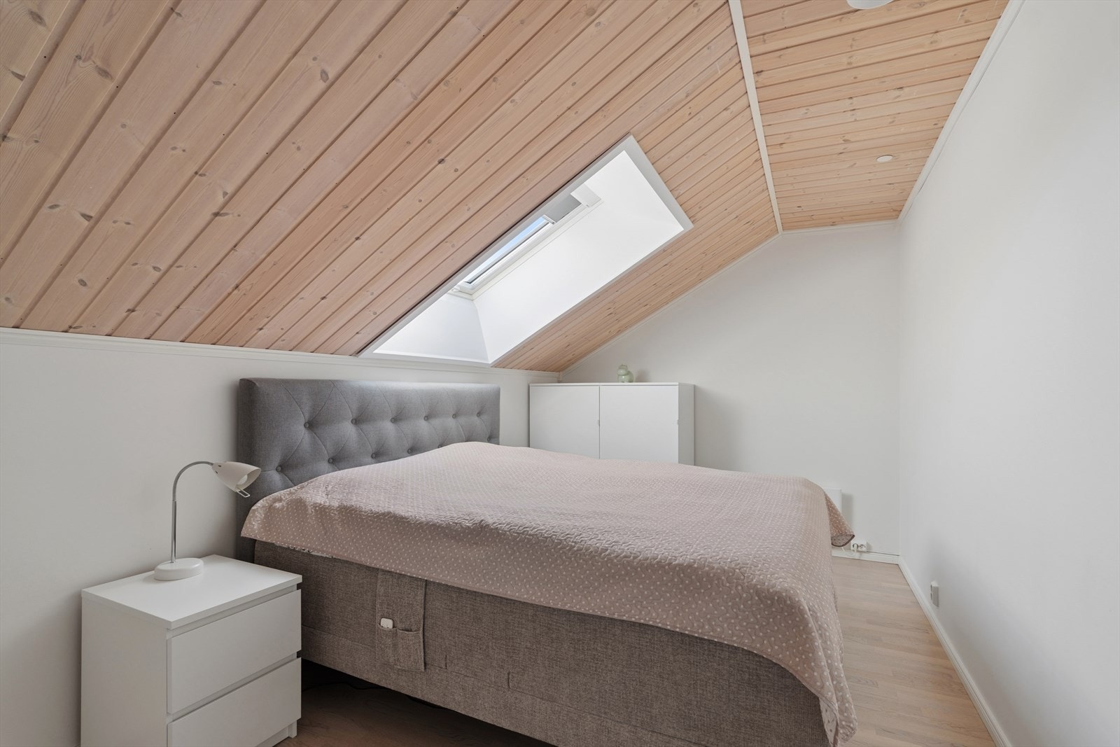 Soverom tre er i loftsetasjen og er av god størrelse. Galleribilde