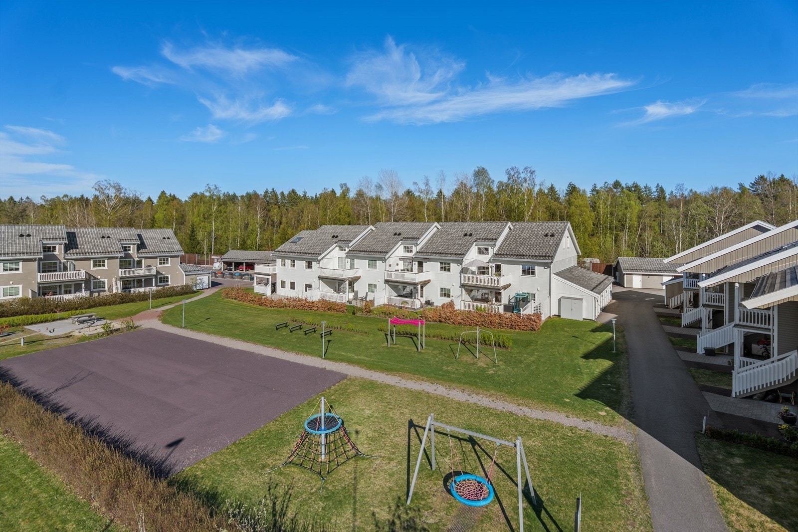 Trivelig lekeplass i sameiet - et naturlig samlingspunkt for barn i nærområdet. Galleribilde