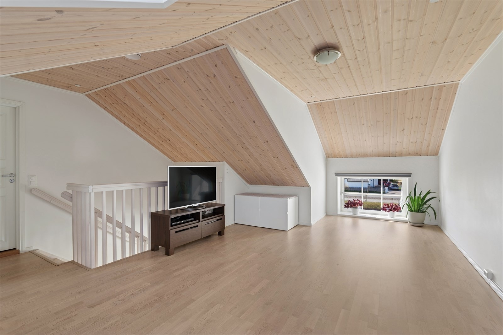 Loftsstuen har flere bruks- og møbleringsmuligheter og fint lys fra store takvinduer. Galleribilde