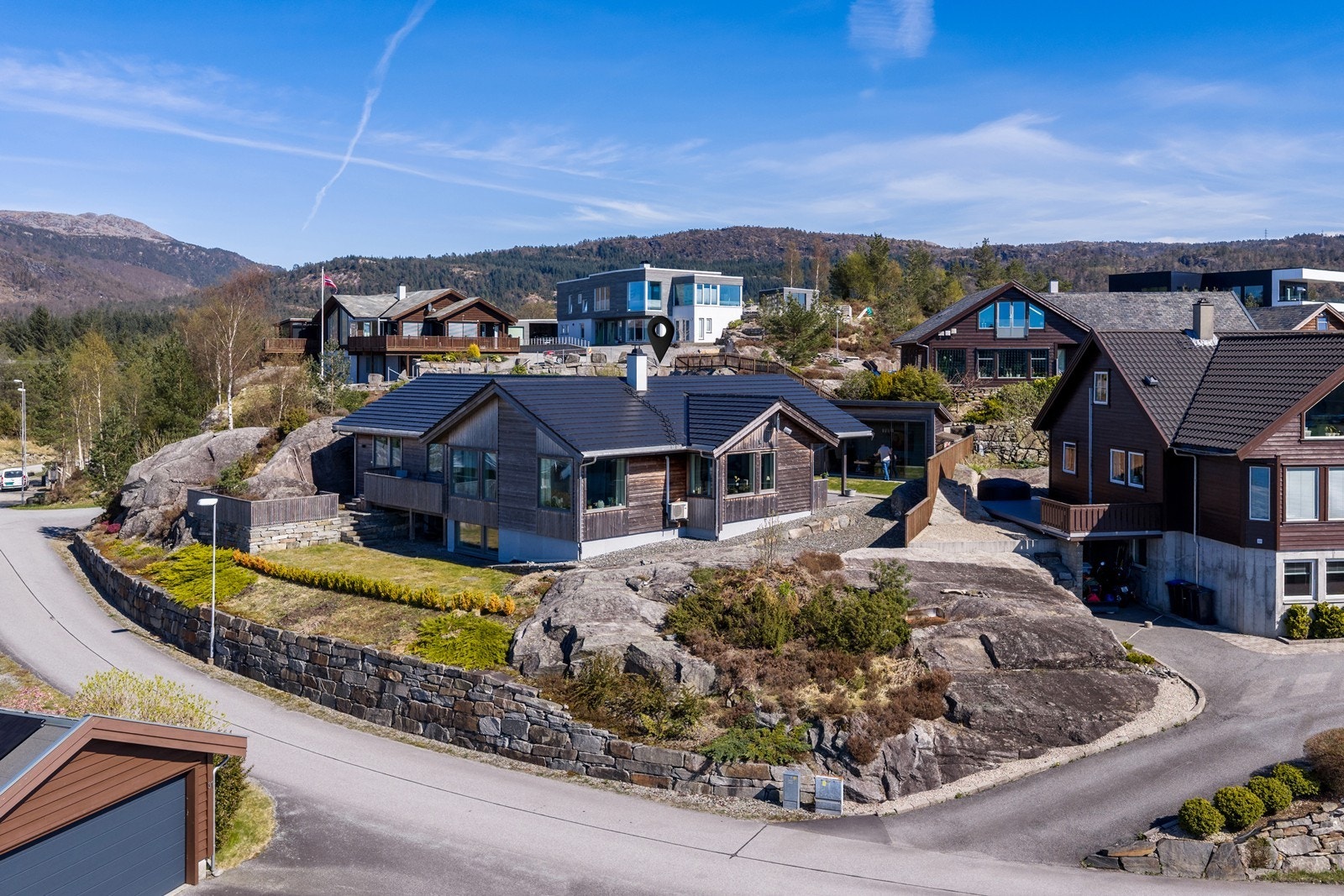 En moderne og innholdsrik enebolig fra 2018 med gjennomgående høy standard og flott beliggenhet med utsikt mot Ålfjorden. Galleribilde