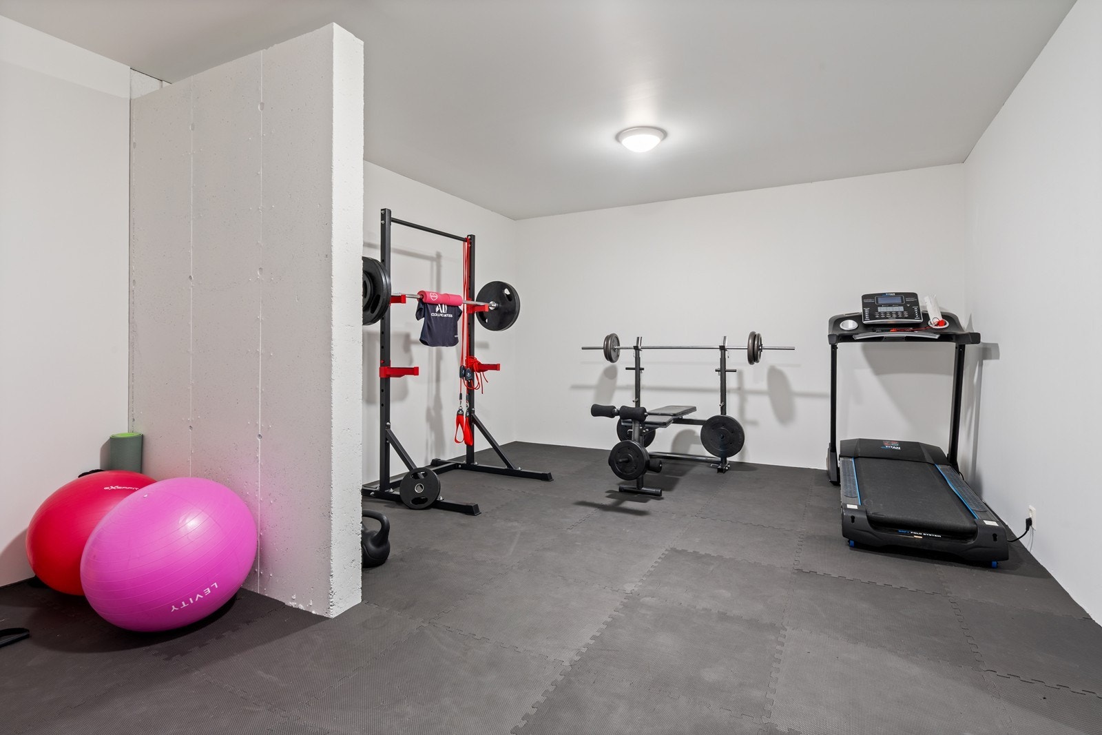 Meget romslig treningsrom med gode muligheter for hjemmetrening Galleribilde