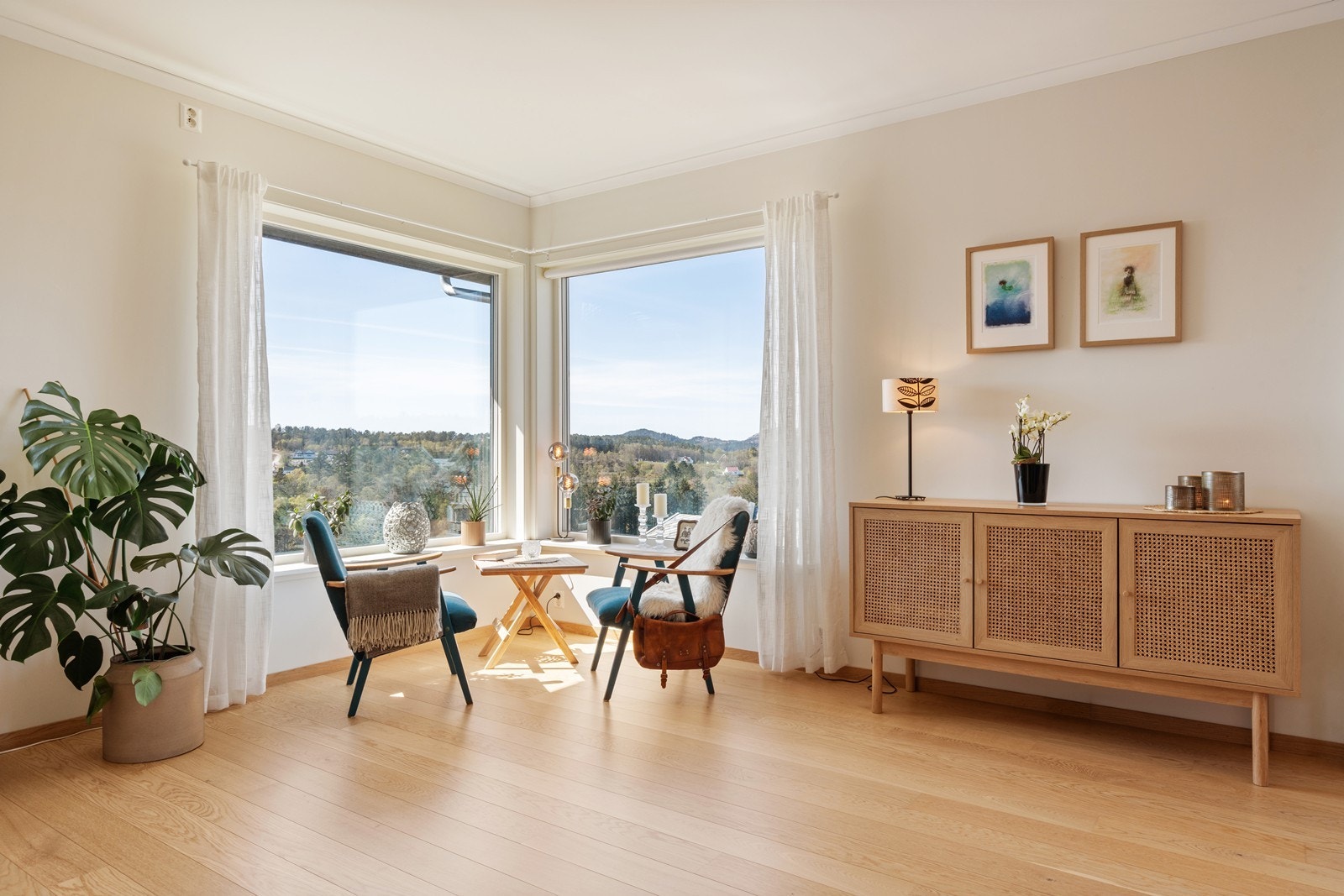 Store vindusflater som slipper naturen inn Galleribilde