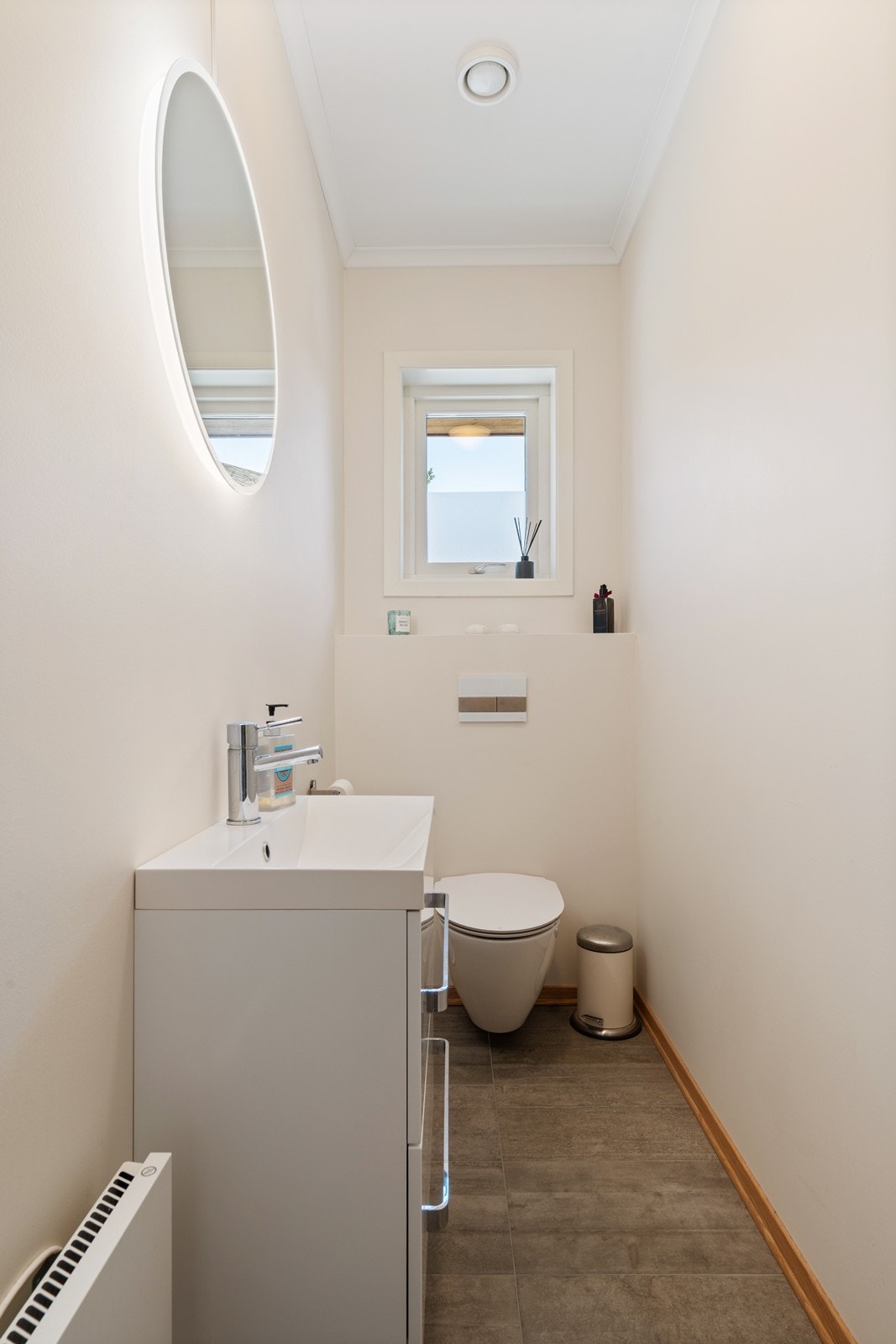 Lyst og moderne toalettrom i 1.etasje. Galleribilde