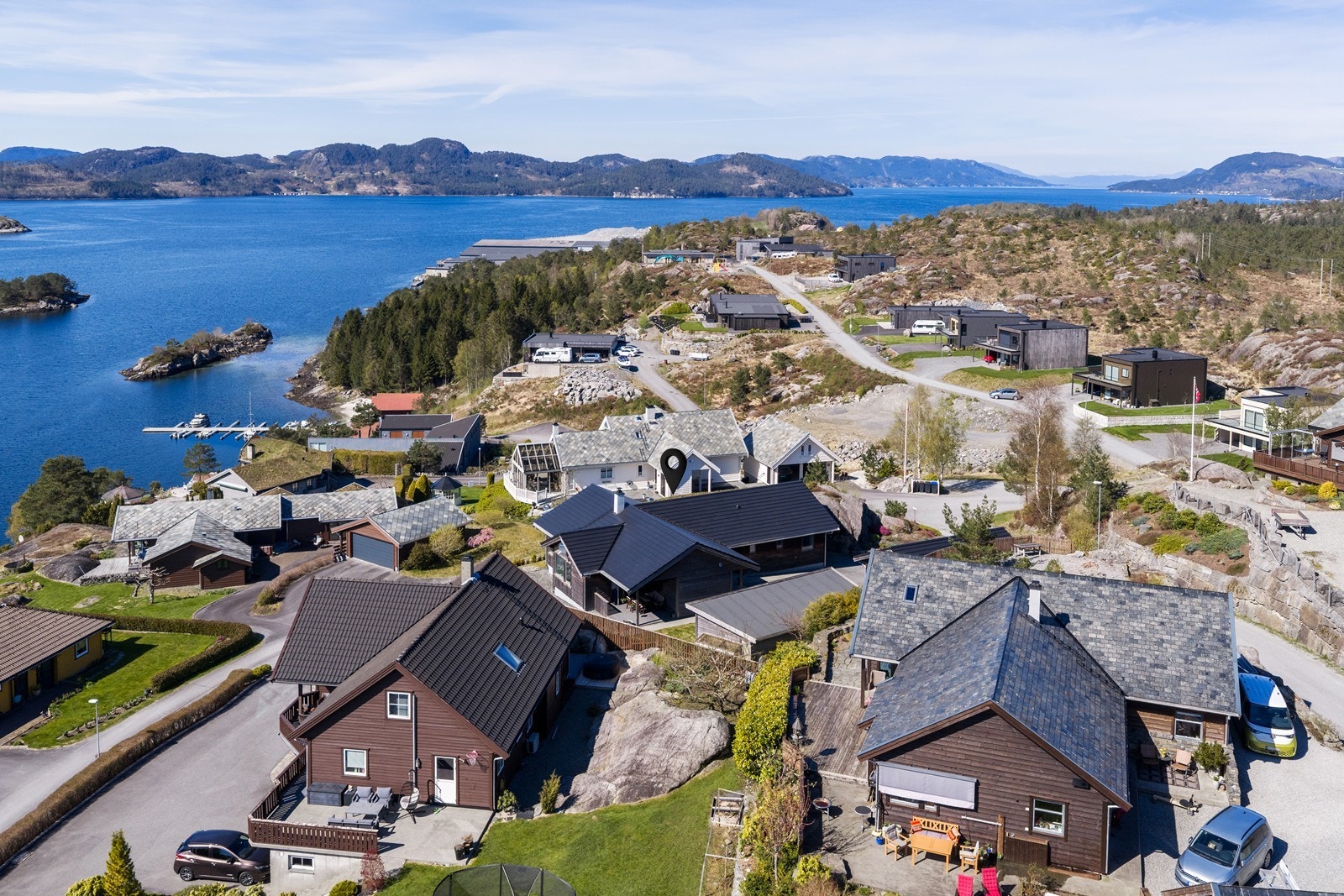 Sykkel- og gangsti til Skjold med skole, barnehage og butikk. Området byr også på fine turmuligheter i nærområdet, blant annet i vakre Longåsdalen. Galleribilde