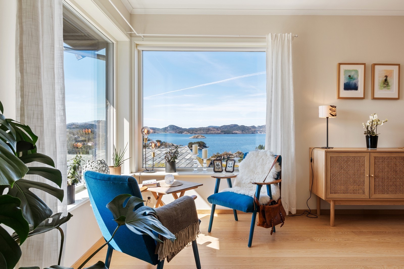 Lys og romslig stue med fantastisk utsikt Galleribilde