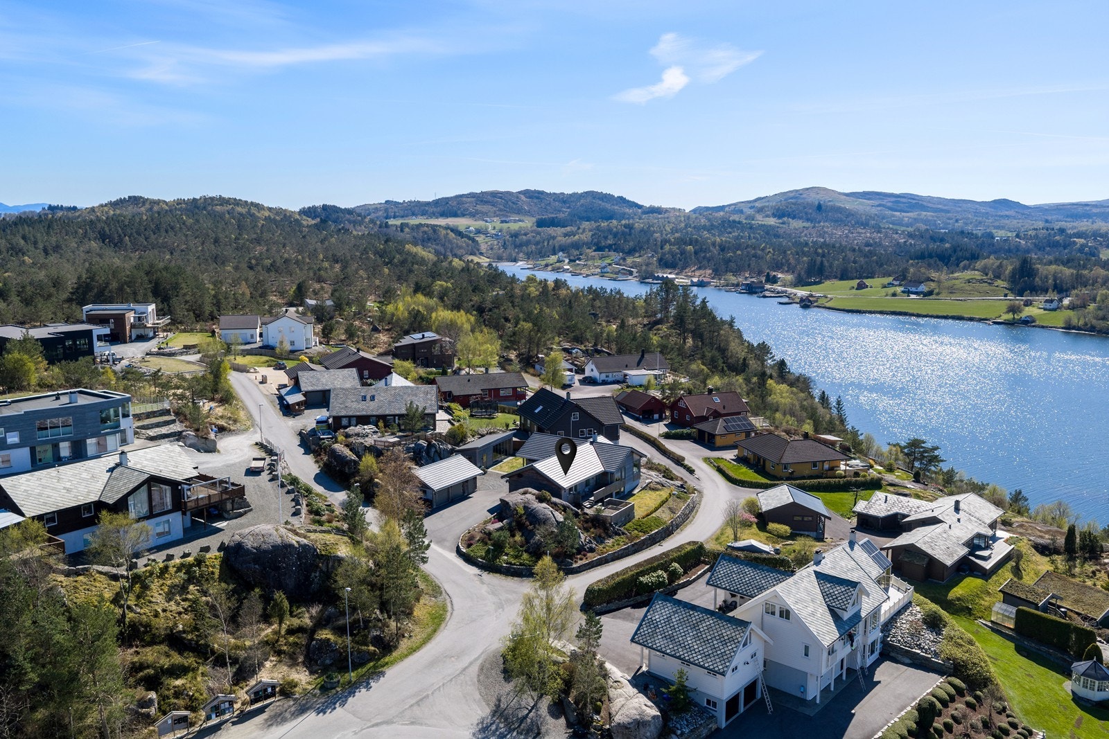 Eiendommen har en høytliggende plassering i terrenget som gir nydelig utsikt over området og fjorden. Her får du gode, skjermede uteplasser med lite innsyn. Galleribilde