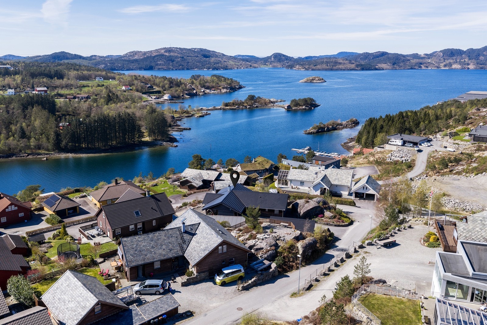 Boligen ligger attraktivt til i Trovågfeltet, med kort avstand til sjøen og flotte omgivelser. Galleribilde