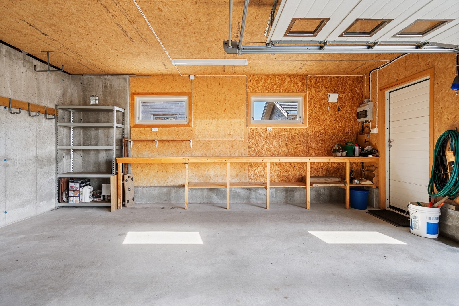 Romslig garasje. Galleribilde