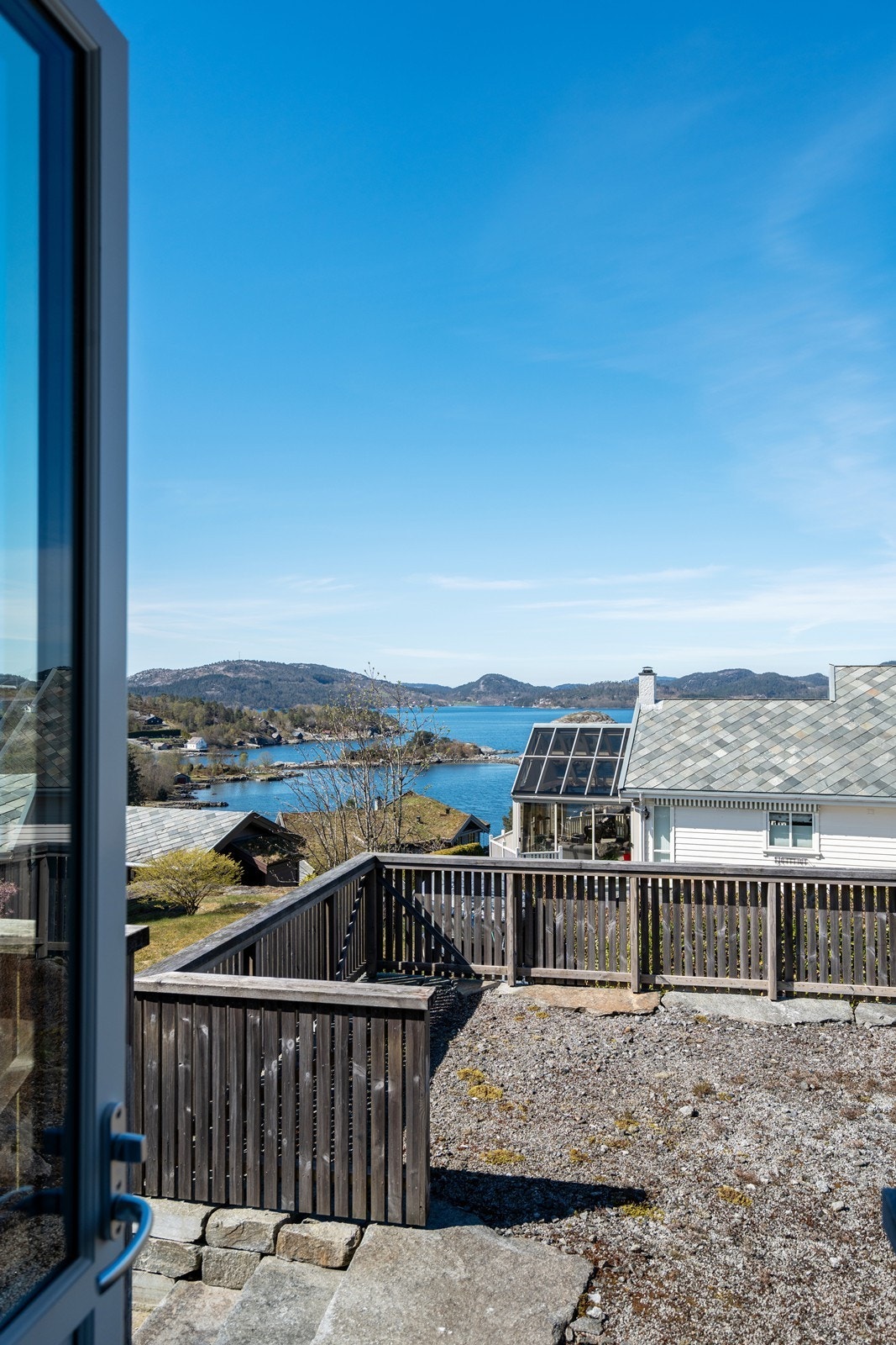 Utgang til terrasse og opparbeide uteområde. Galleribilde