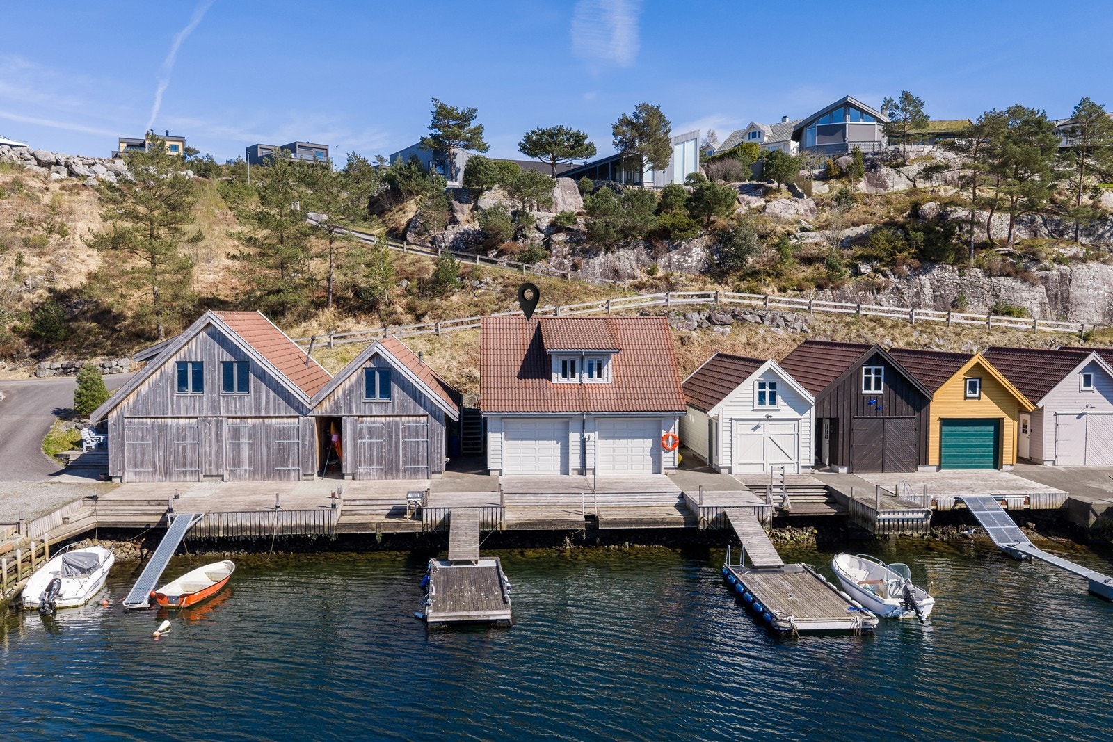 Naust og brygge ligger idyllisk til like nedenfor boligen Galleribilde
