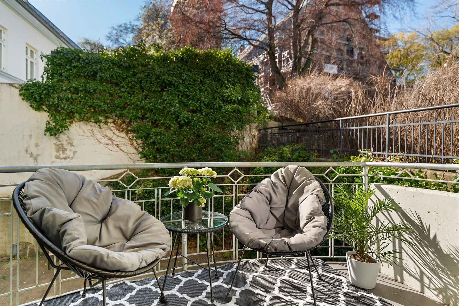 Med på kjøpet følger også denne balkongen, som vender mot rolig bakgård og har ettermiddagssol. Galleribilde