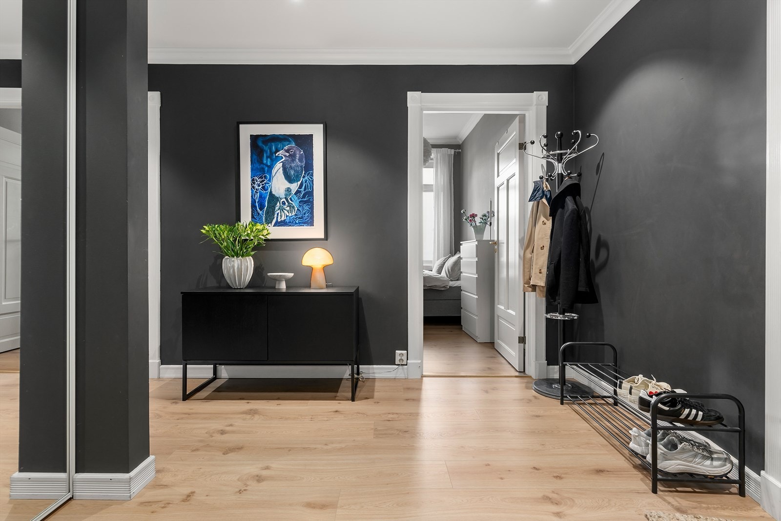 Her er det god plass til å henge fra seg yttertøyet og sko - Galleribilde