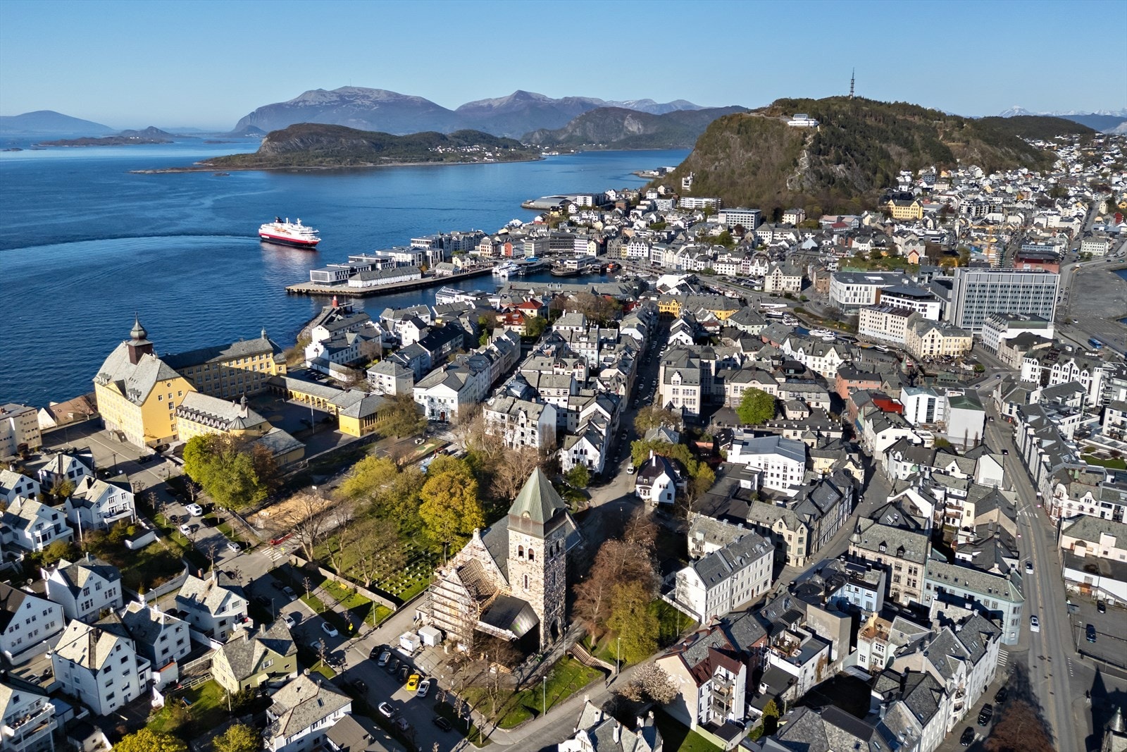 Fra eiendommen er det bare tre minutter til fots til Brosundet og bare tre minutter til søndagsåpen dagligvarebutikk i Nedre Strandgate. Galleribilde