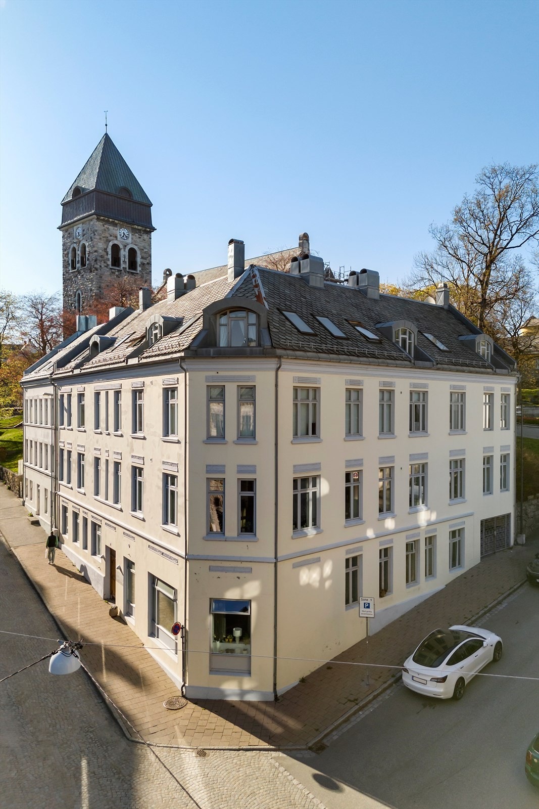 Bygården har inngang fra Kirkegata, og leiligheten ligger i byggets 2.etasje. Galleribilde