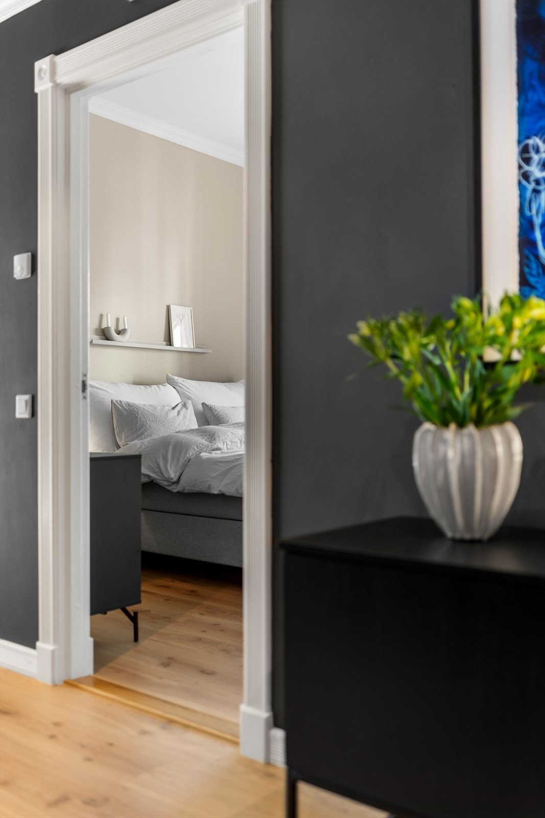 I leiligheten er det to soverom hvor begge har god plass til seng og annet passende møblement. Galleribilde
