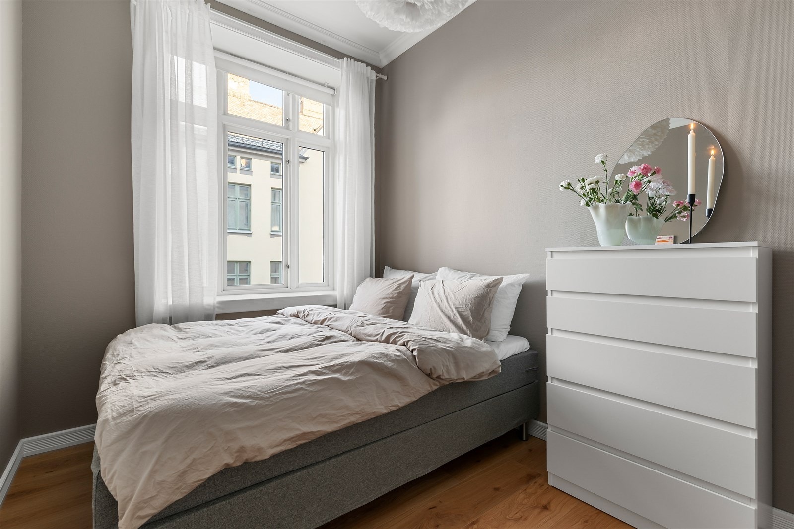 - og innredes enkelt med ønsket sengestørrelse og garderobe. Galleribilde