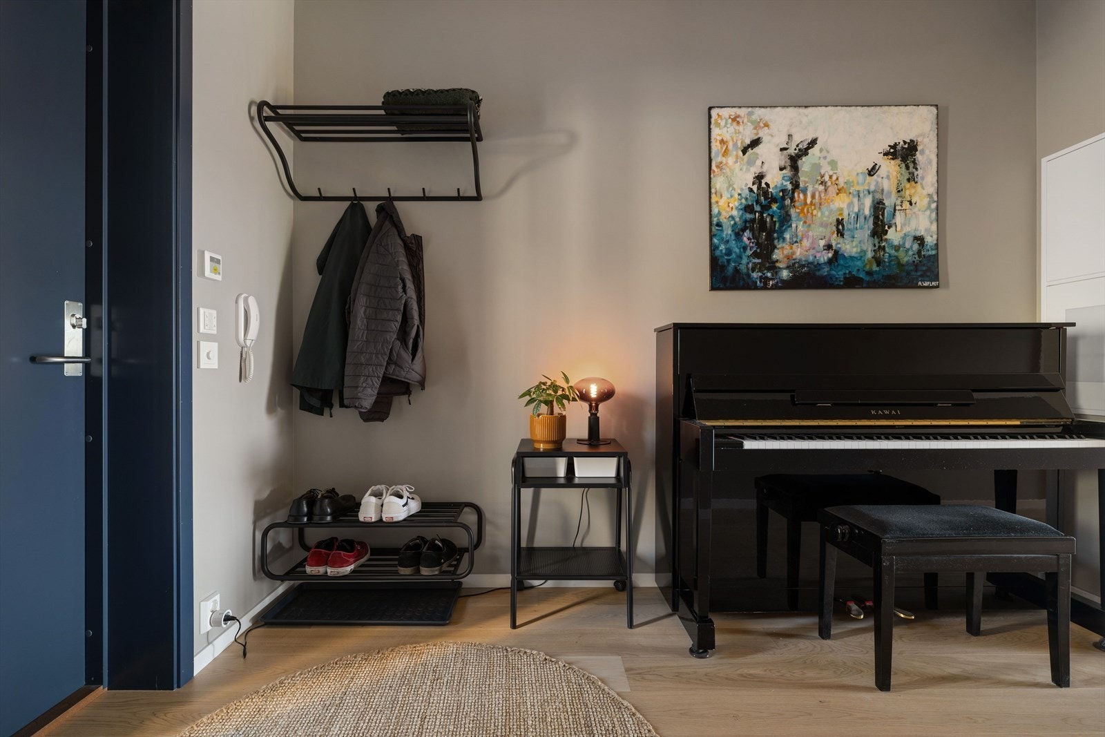 Leiligheten har en romslig entré med god plass til både jakkeoppheng og skoskap. Galleribilde