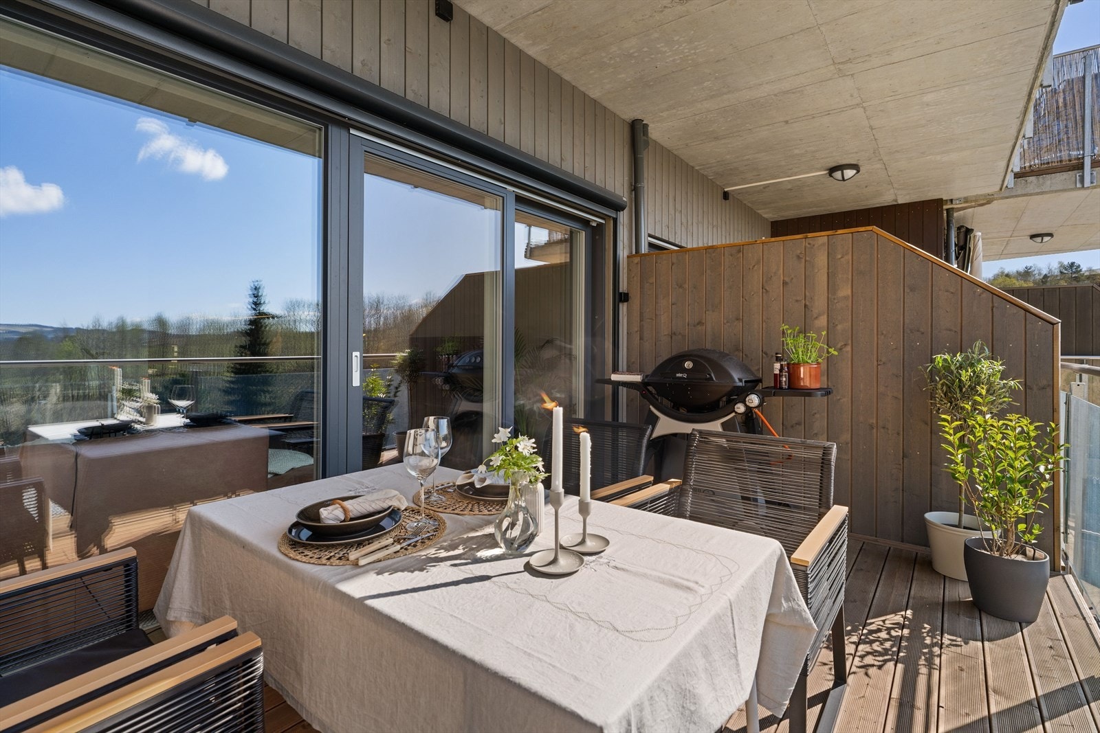 Balkongen har god plass til utemøblement, spisebord og grill - perfekt for hyggelige stunder utendørs. Her har du utvendige screens på vinduene som skjermer mot solen og holder det svalere inne på solfylte dager. Galleribilde