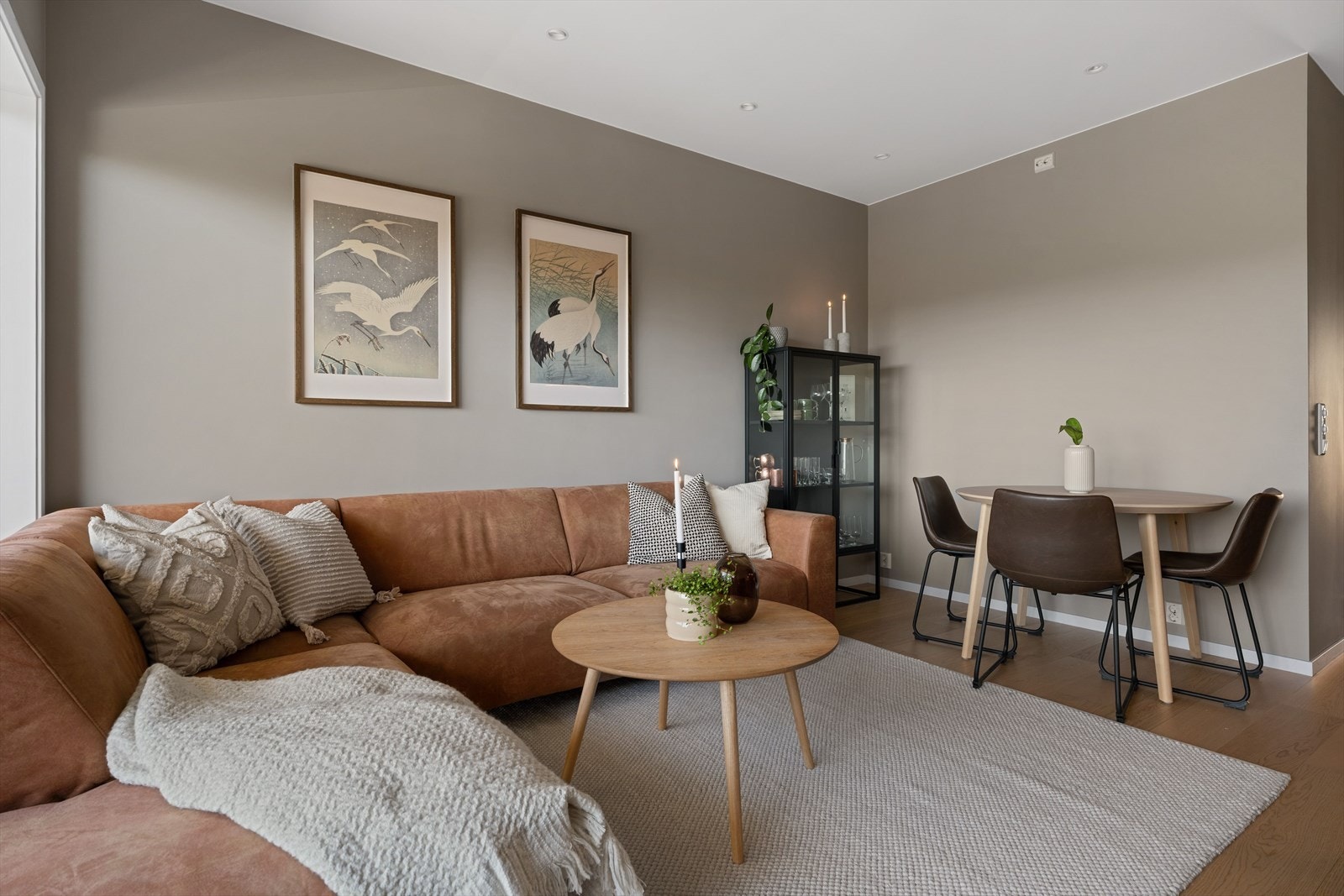 Her er det god plass til både sofagruppe og spisebord. Galleribilde