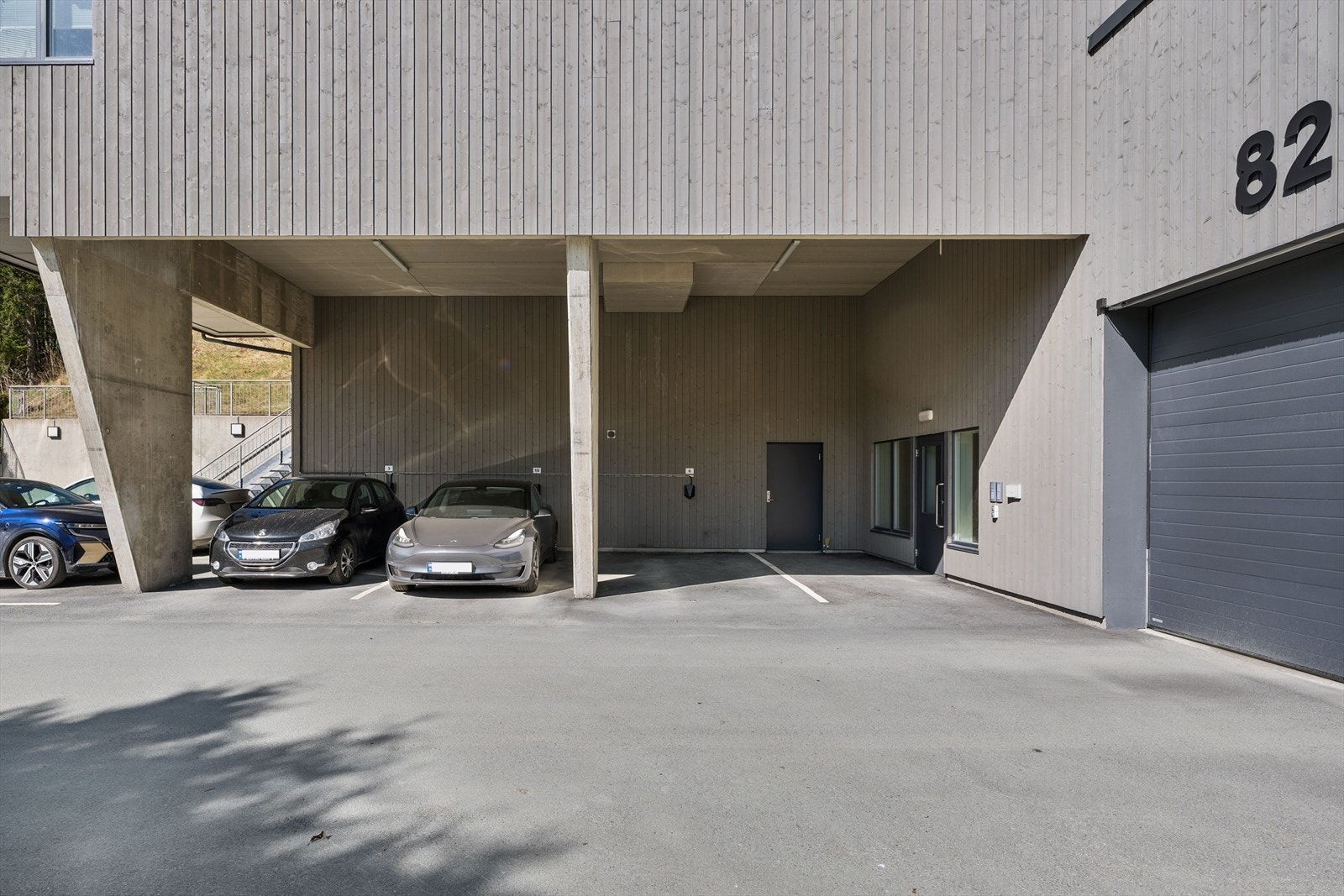 Boligen har en medfølgende parkeringsplass under tak. Det er gratis gjesteparkering på eiendommen og en felles sykkelbod inn døren ved parkeringsplassen. Galleribilde