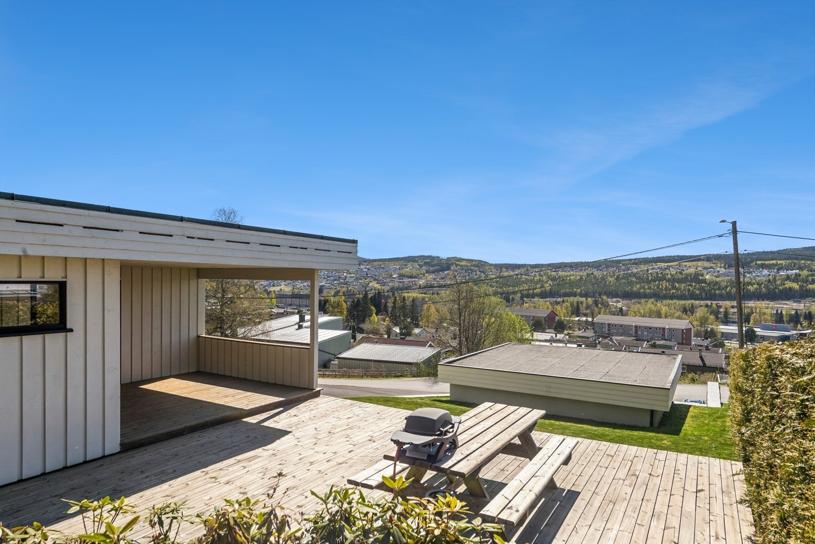 Terrassen har god plass til sittegrupper, og her har man solen til langt på kveld! Galleribilde