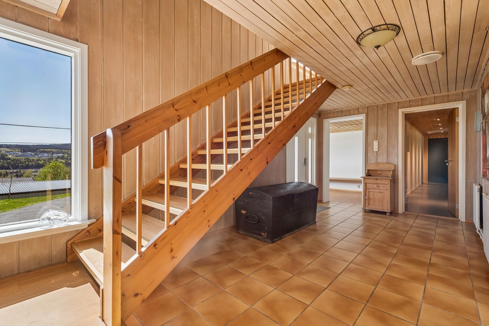 Nede i underetasjen finner man 2 soverom, innredet rom, bad, badstue og flere bodrom. Galleribilde