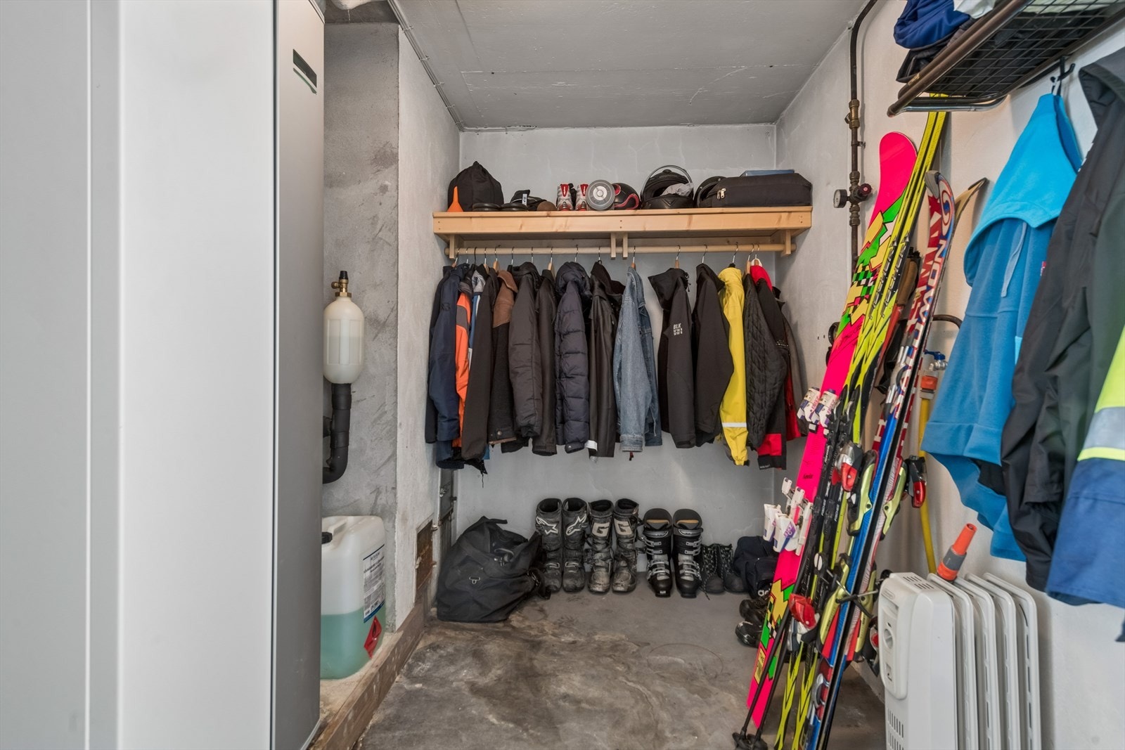 Teknisk rom med frekvensstyrt bergvarmepumpe m/varmtvannsbereder. Galleribilde