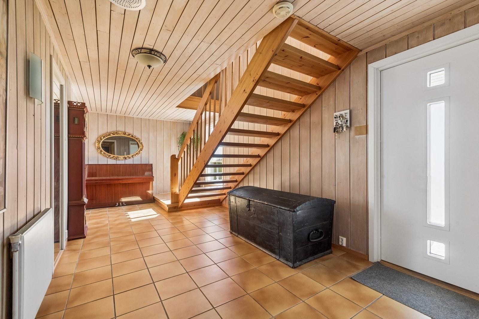 Velkommen inn! Husets inngangsparti ligger i sokkelletasjen. Galleribilde