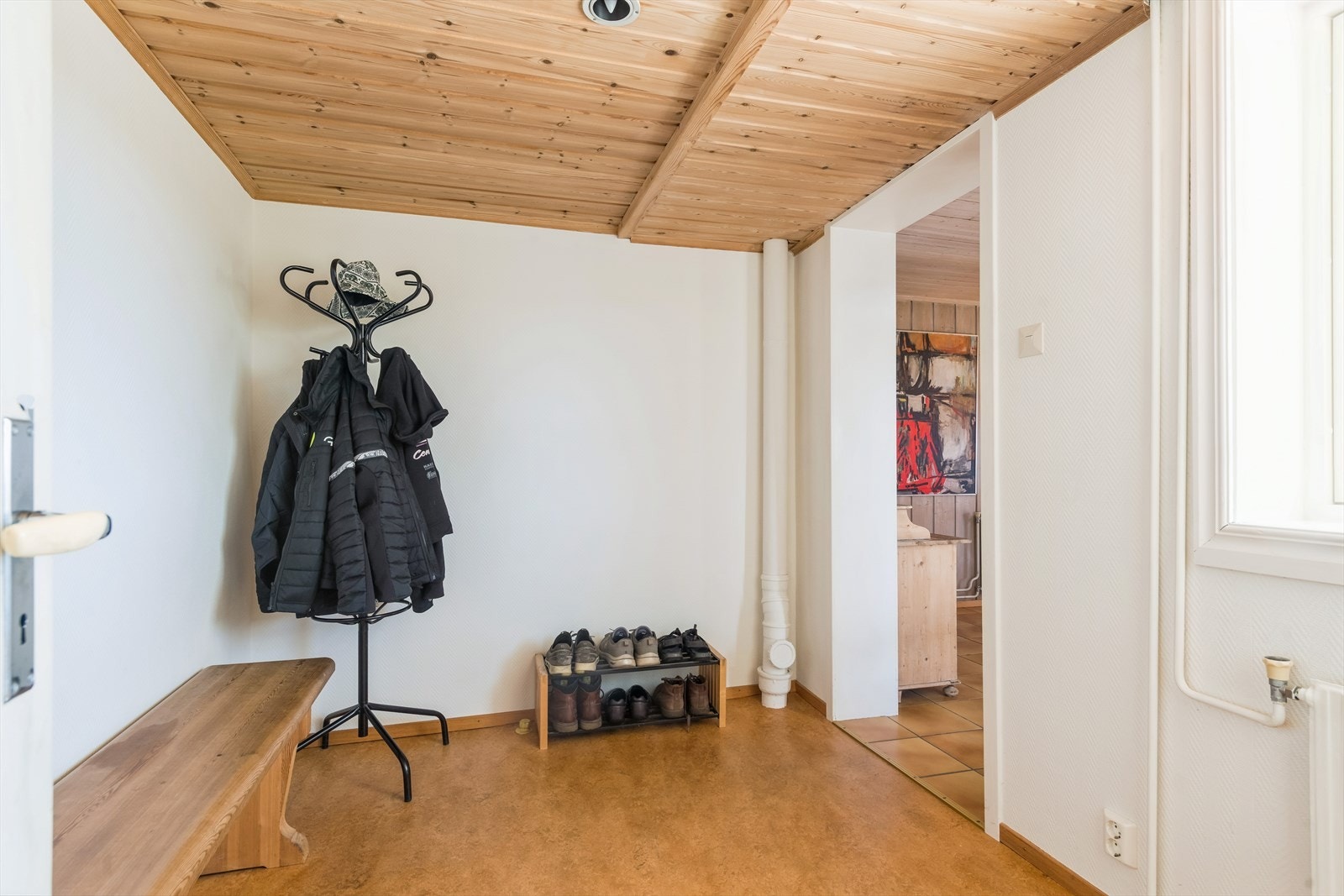 Praktisk garderoberom i tilknytning til entré/hall. Galleribilde