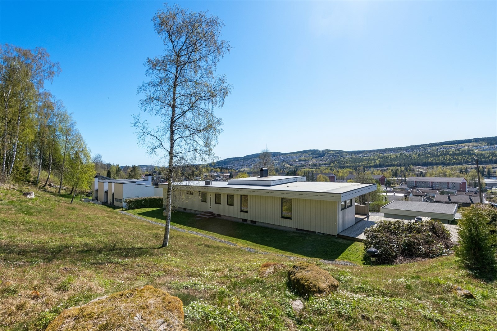 Denne eiendommen ligger på øverste rekke i Langelandsfaret, med flott utsikt og svært gode solforhold. Galleribilde