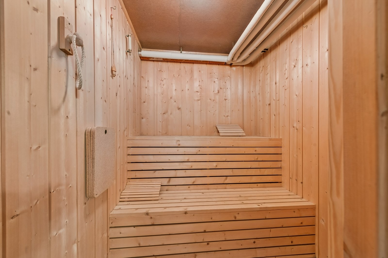 Innenfor badet er en badstue med elektrisk badstuovn. Galleribilde