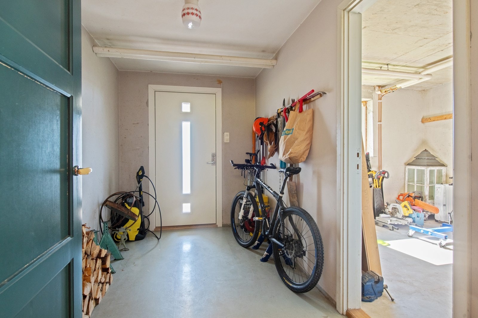 Det er også inngang som fører inn til bodrommene. Alle inngangsdører er fra 2017. Galleribilde
