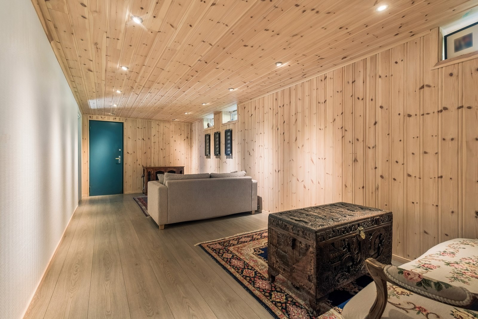 Innredet rom i kjelleren som i dag benyttes som kjellerstue. Rommet er godkjent som bodrom, og er ikke bruksendret hos kommunen. Galleribilde