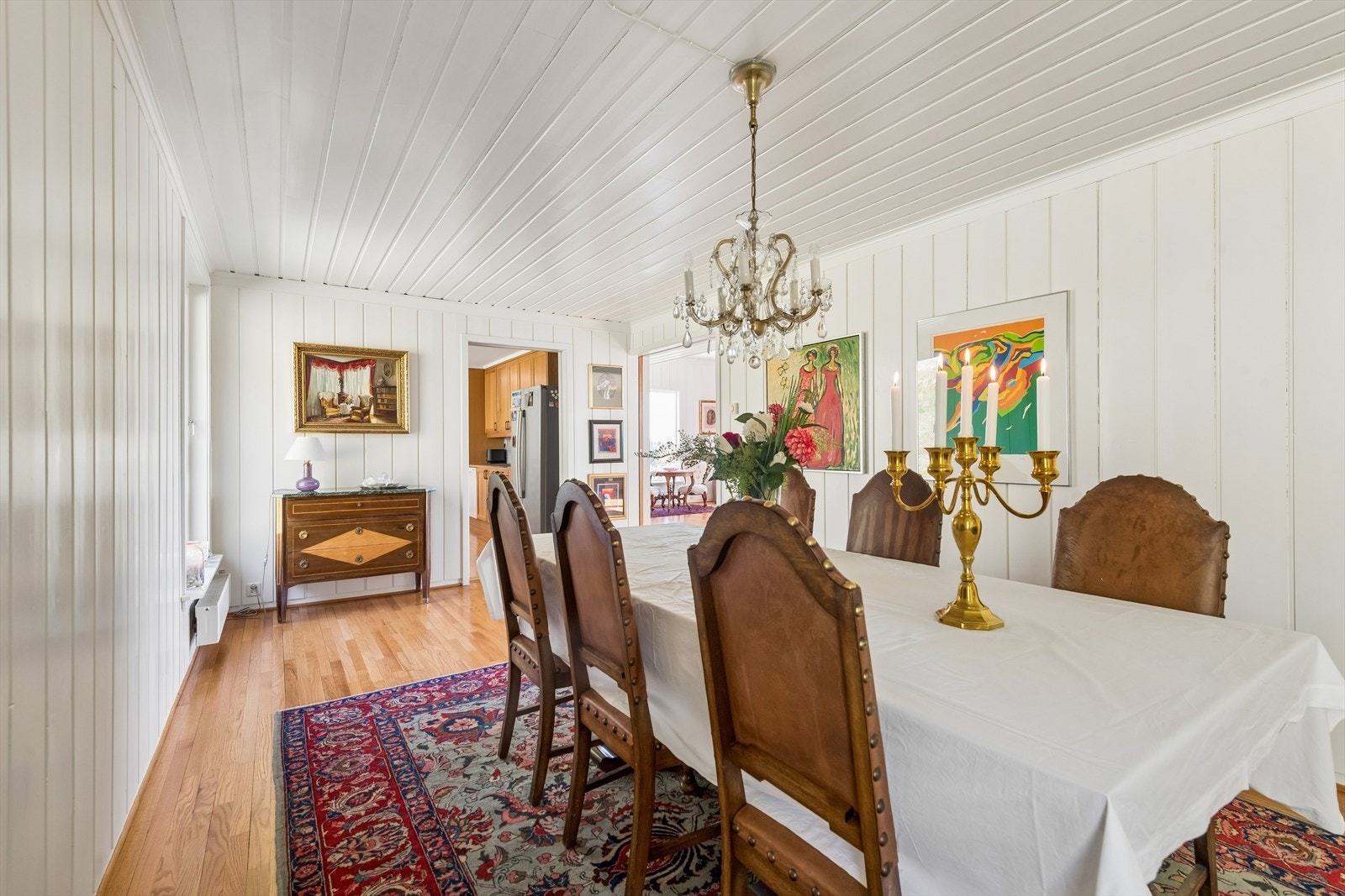 Lyst og innbydende rom hvor det er hyggelig å samles til middag. Galleribilde
