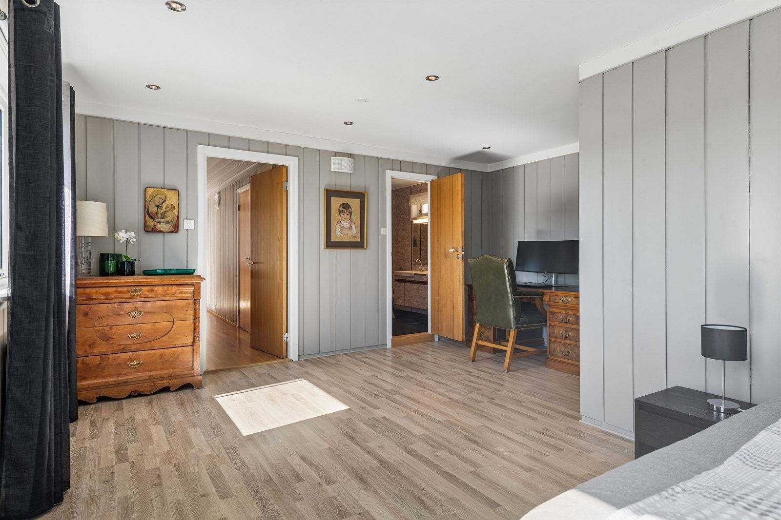 Fra soverommet er det adkomst til badet og en walk-in-garderobe. Galleribilde